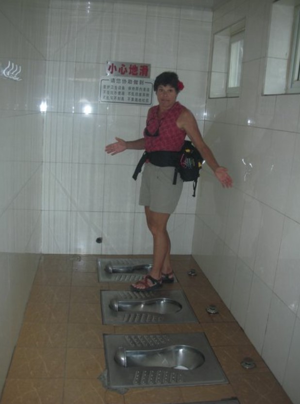Çinde Bir Kadınalr Tuvaleti